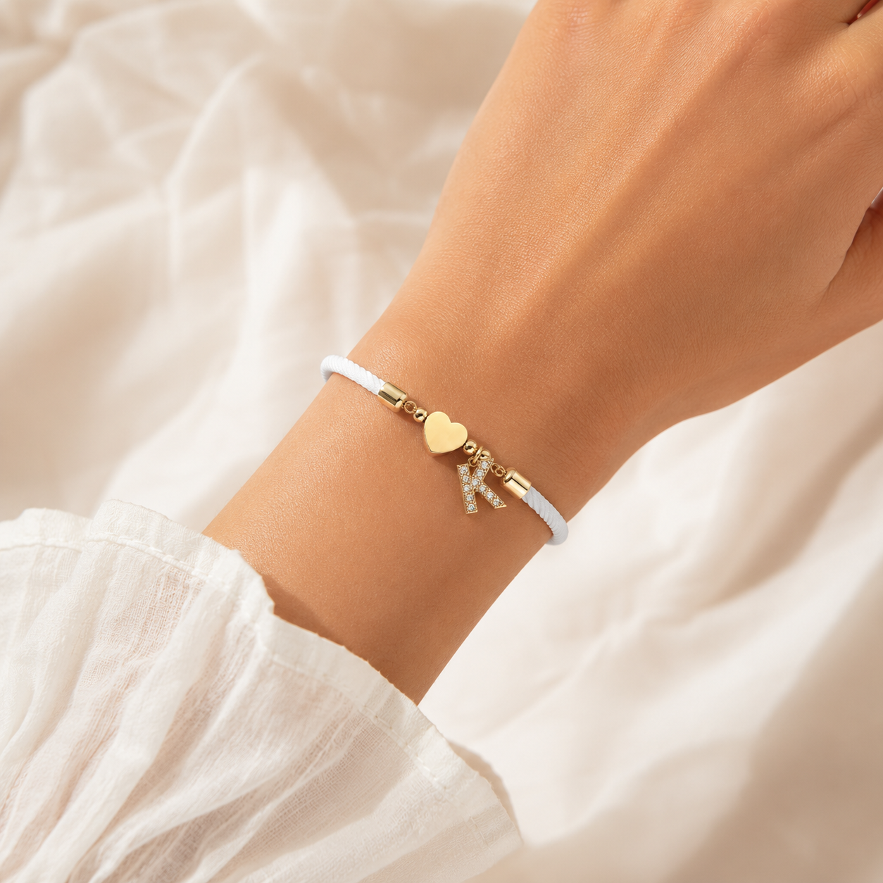 Orevias Initialen-Armband – Buchstabe mit Herz an verstellbarem Band